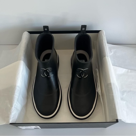 Chanel Black Short Rain Boots 2023 - Picture 2 of 11